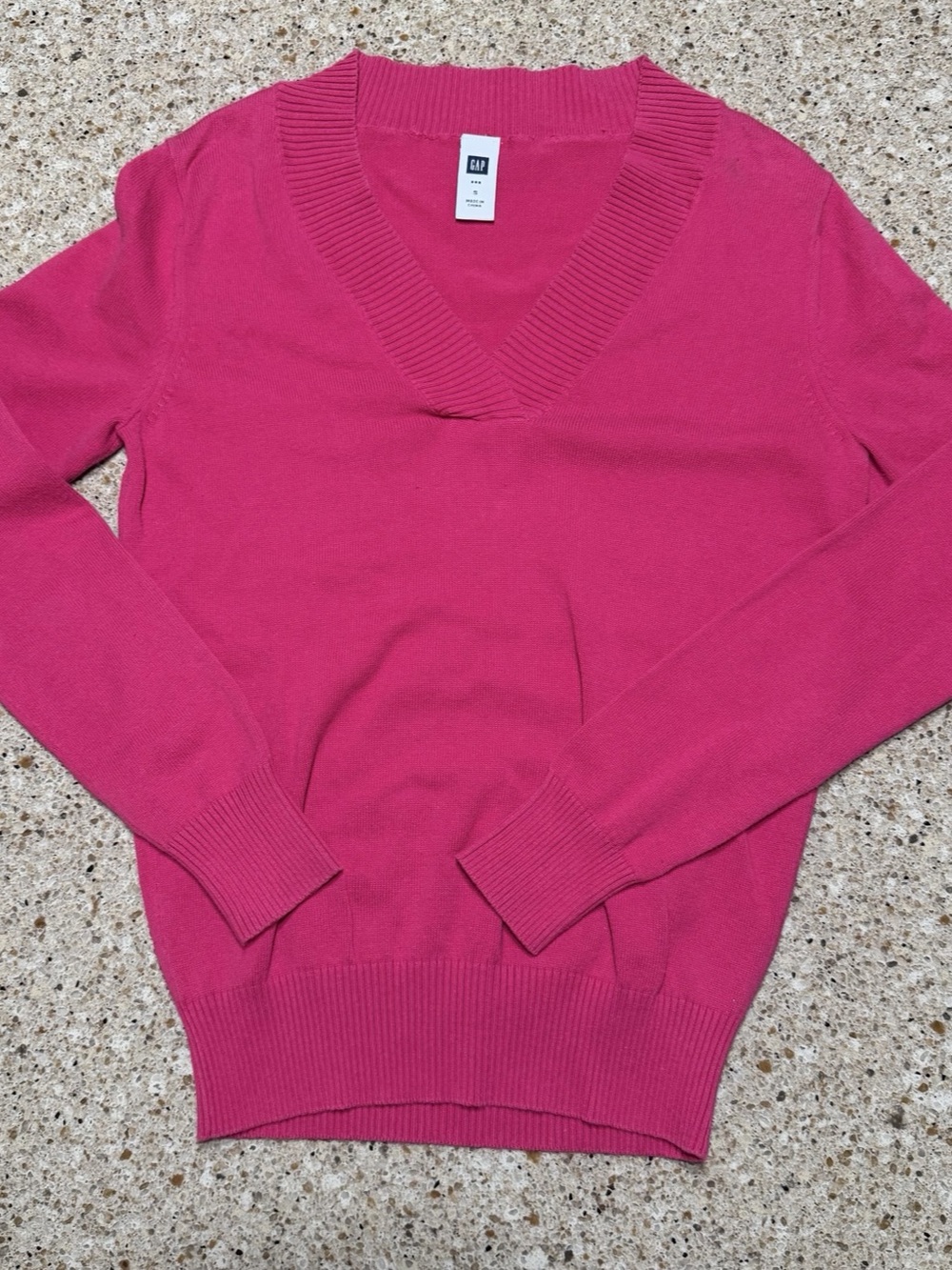 Gap V-Neck Sweater in Pink Size Medium Like New